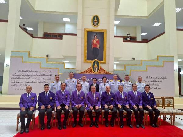 นำผู้รับทุนมูลนิธิฯ ที่จะไปเรียนต่อเฉพาะทางแพทย์มาถวายบังคมลาไปเรียน