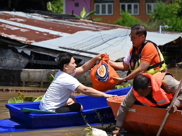 ลงเรือเชิญถุงยังชีพพระราชทานไปชุมชนที่โดนน้ำท่วมมานานนับเดือน