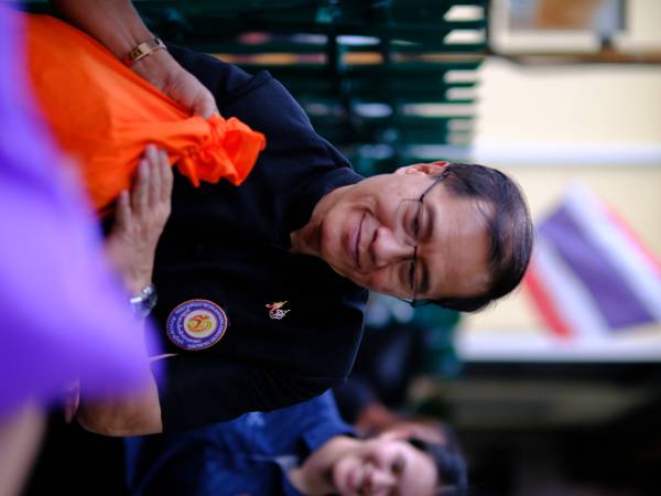 มูลนิธิอาสาเพื่อนพึ่ง (ภาฯ) ยามยาก สภากาชาดไทย ส่งถุงยังชีพพระราชทานเพื่อช่วยเหลือผู้ประสบอุทกภัยในพื้นที่ภาคใต้