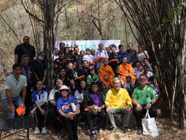 ร่วมเป็นองค์ปาฐกในเวทีสนาม เขาโล้น อำเภอทับคล้อ จังหวัดพิจิตร