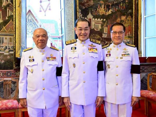 พระบาทสมเด็จพระเจ้าอยู่หัว ทรงพระกรุณาโปรดเกล้า ฯ พระราชทานผ้าไตร ถวายพระสงฆ์