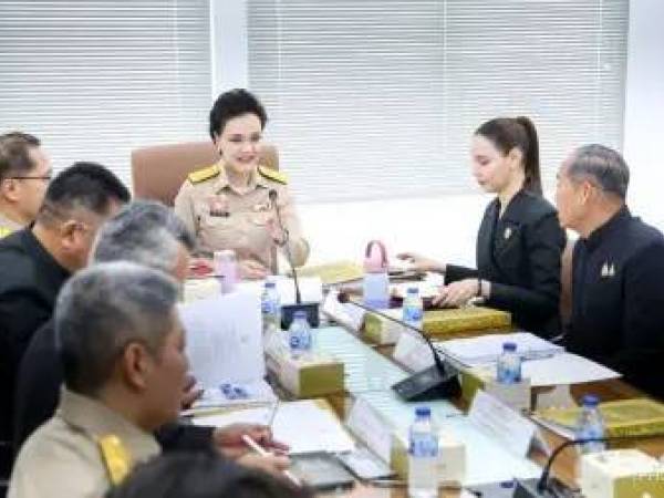 ร่วมตรวจการก่อสร้างพระเมรุมาศสิ่งปลูกสร้างประกอบงานพระราชพิธีถวายพระเพลิงพระบรมศพ สมเด็จพระนางเจ้าสิริกิติ์