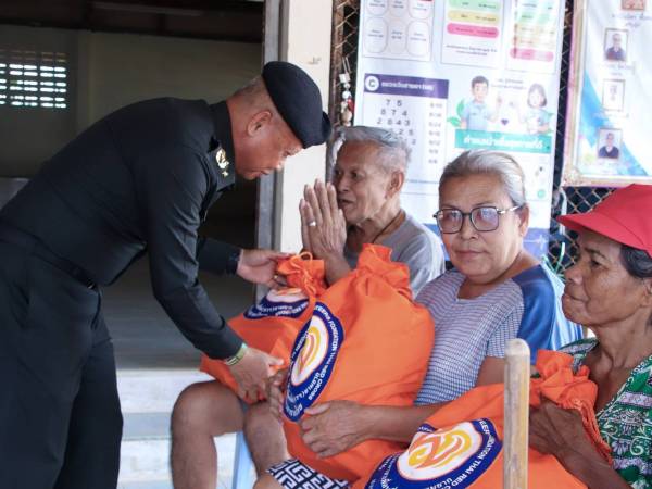 กองทัพภาคที่ 2 ได้อัญเชิญถุงยังชีพพระราชทานมูลนิธิอาสาเพื่อนพึ่ง (ภาฯ) ยามยาก สภากาชาดไทย มอบแก่ประชาชนกลุ่มเปราะบาง 